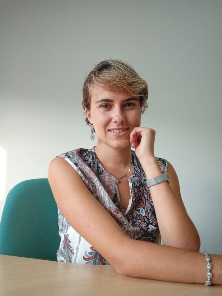 Retrato profesional de la psicóloga Lorena Iglesias