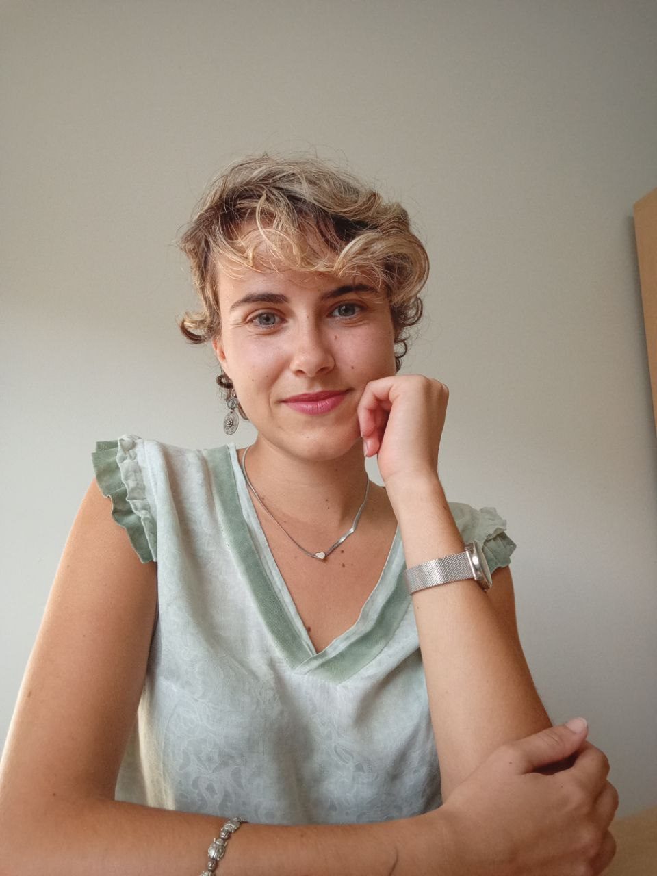 Retrato profesional de la psicóloga Lorena Iglesias